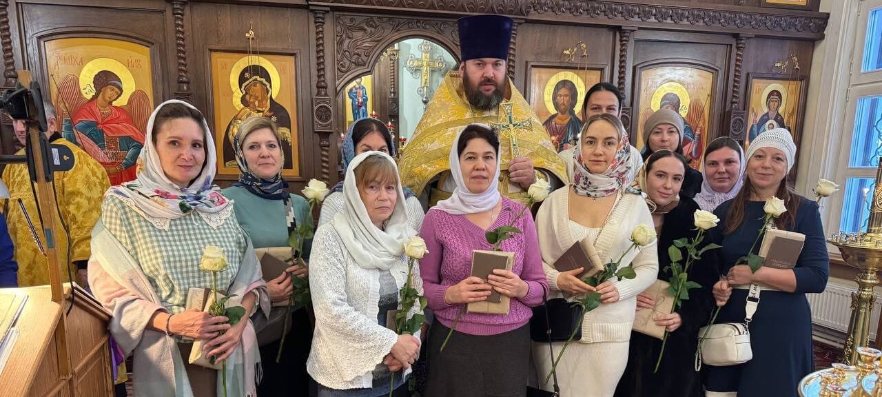 Поздравление в храме будущих сестёр Милосердия с вручением им дипломов
